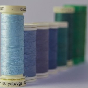 Bobines de fil de toutes les couleurs